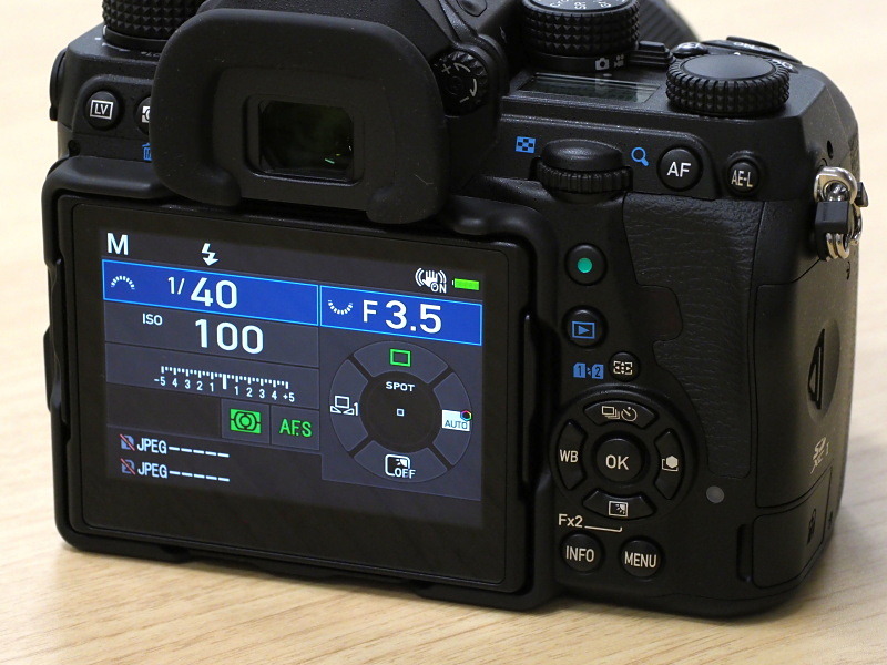 独自のフレキシブルチルト式液晶モニター。