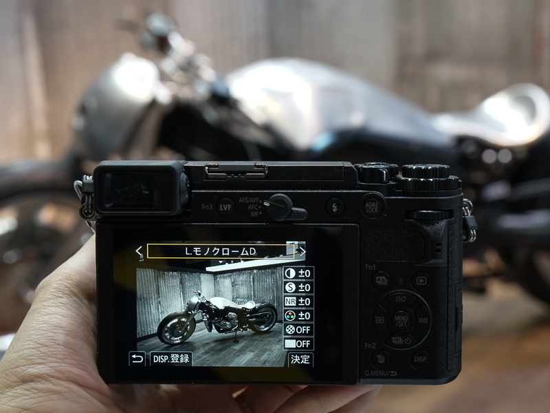 「L.モノクロームD」の被写体としてバイクを用意した。