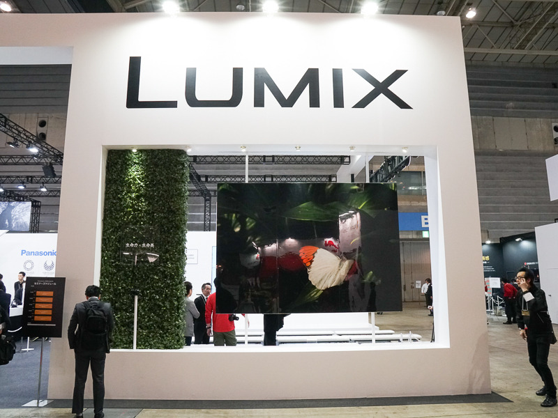 広い通路に向け、大伸ばしした作品とともにアピールしていた。