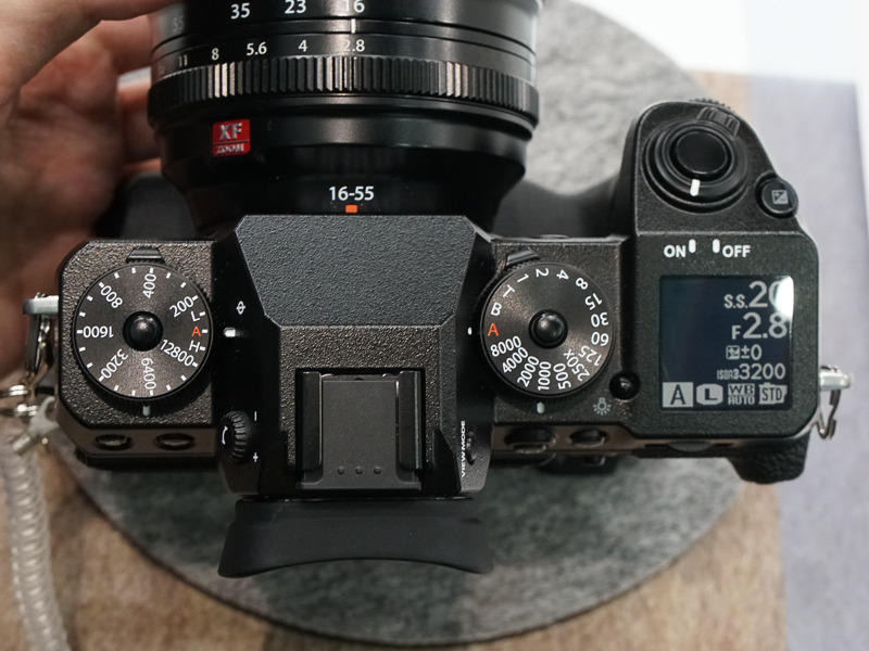 中判ミラーレスのGFX 50Sをコンパクトにしたような操作系が特徴的。