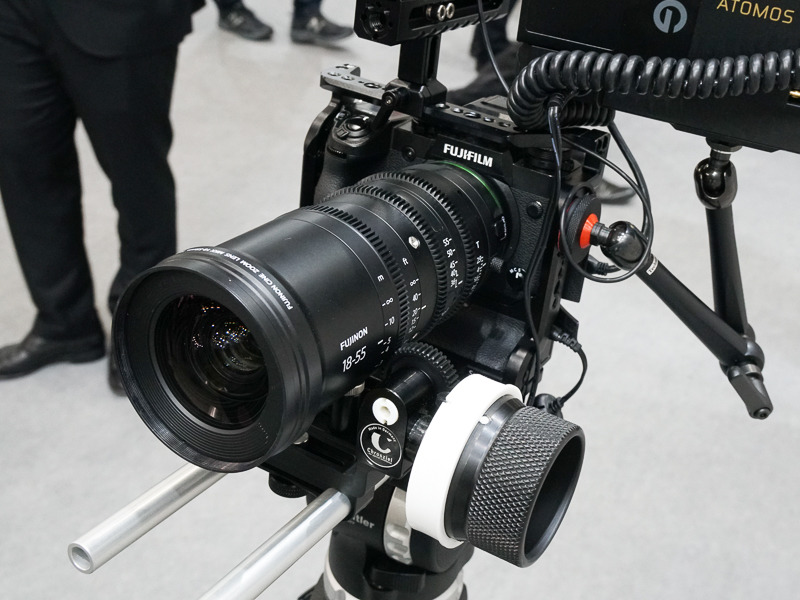 Xマウントのシネレンズ「MKX18-55mmT2.9」は、シネレンズにしては手頃という50万円程度の価格と、ミラーレスカメラに合わせたコンパクトなサイズ感で訴求。