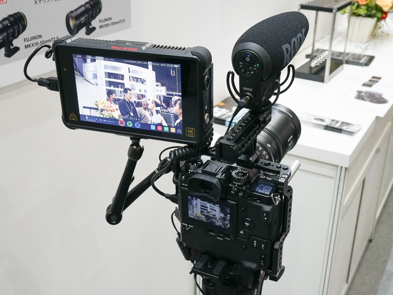 HDMI端子から外部モニターに出力。