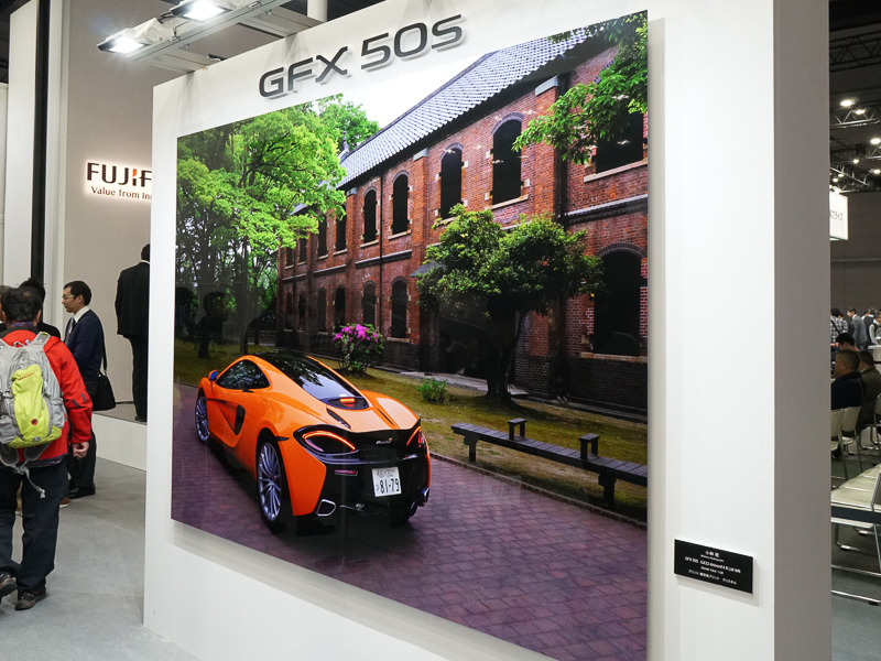GFX 50Sで撮影された大伸ばしプリントは、画質への自信の表れだろう。