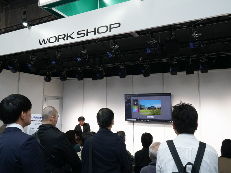 メインステージの奥に、RAW現像テクニックなど実践的な内容を扱うワークショップのステージを新設した。