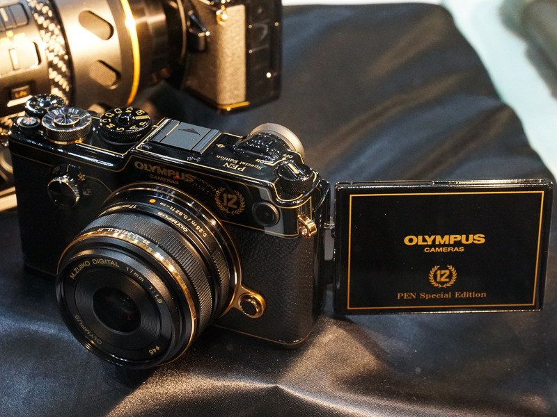 ボディエッジのピンストライプが、使い込んで真鍮の地色が出た機械式カメラのような雰囲気を醸す。