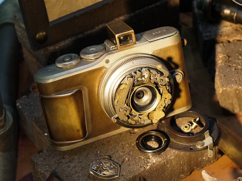 3月9日発売のE-PL9が早くも変身。ボディキャップレンズにレンズシャッターの中身を載せたような出で立ち。ファインダーはオリンパス35から持ってきたそうだ。