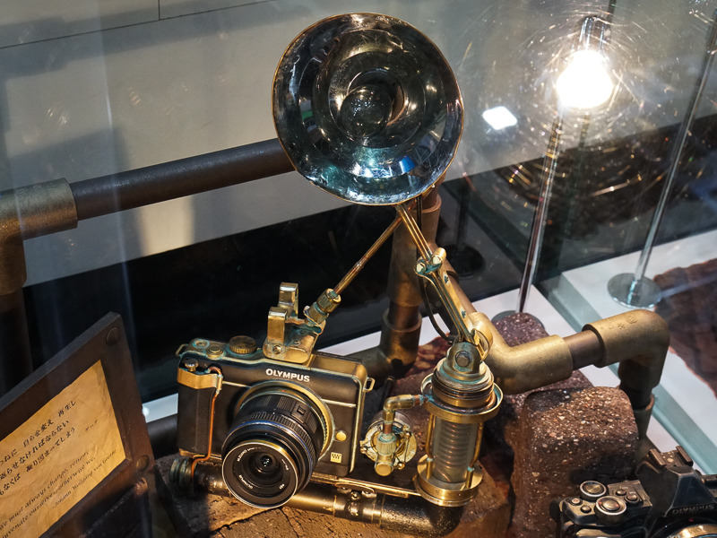 E-PL1がベースの「Blue Rust」。外付けされたフラッシュに、ストロボコンデンサーが収まっているグリップ部とホットシュー部分からそれぞれ繋がっているのが面白い。