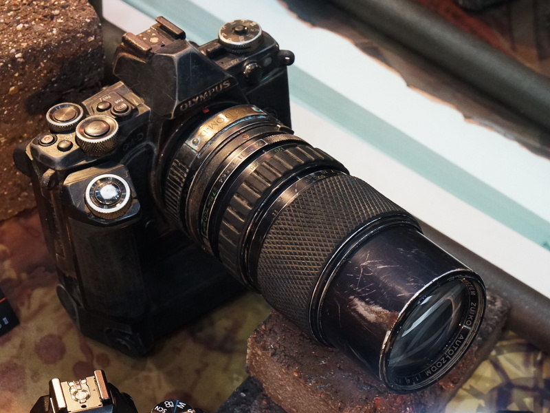 OMの75-150mmと組み合わせた「AGED OM-D」。モードダイヤルのスレ方が、いかにも。