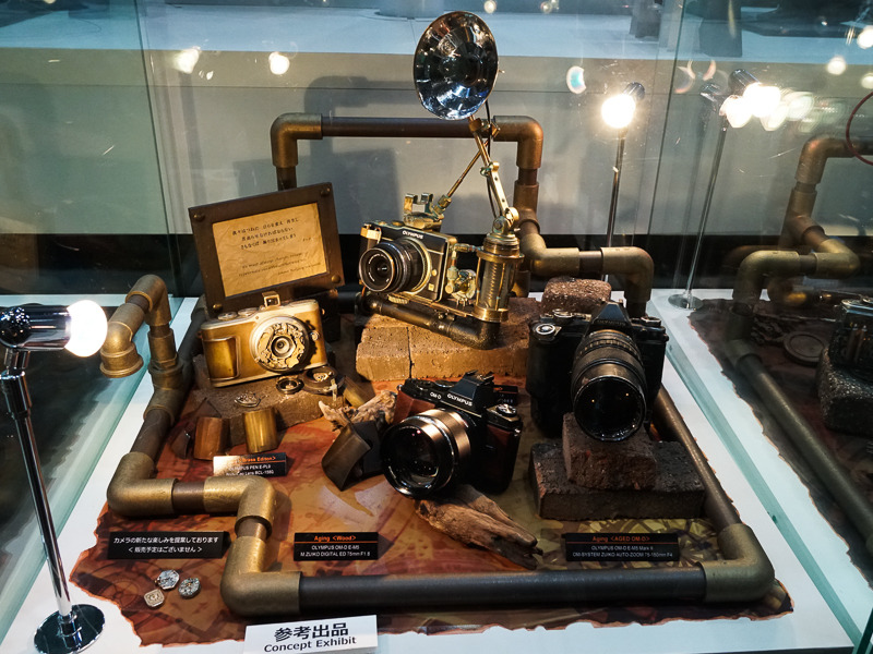 OMの75-150mmと組み合わせた「AGED OM-D」。モードダイヤルのスレ方が、いかにも。