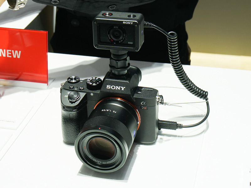 5月発売の「レリーズケーブルVMC-MM2」を使ったデュアルカメラ撮影を試せる。