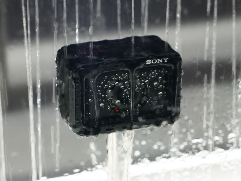 RX0。好天の横浜で、ひとり雨に打たれ続けている。