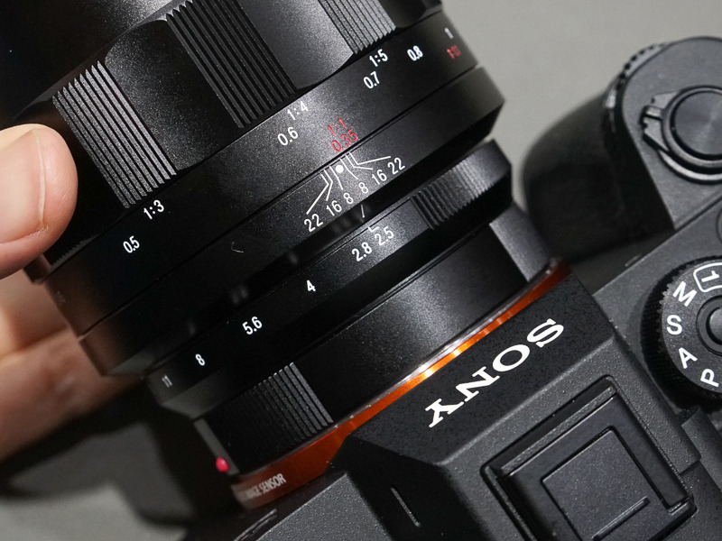 絞りリングがレンズの根元にある。