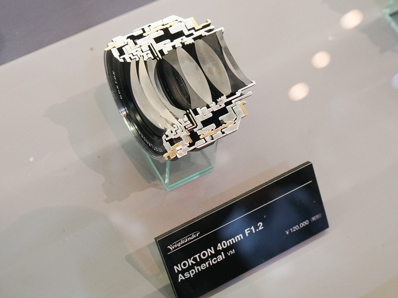 参考：NOKTON 40mm F1.2 Aspherical（VM）。2枚の両面非球面レンズが入っている。