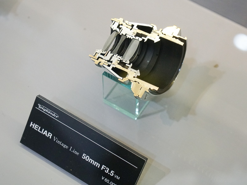 特徴的な鏡筒デザインのHELIAR Vintage Line 50mm F3.5。カットモデルは今年初登場。