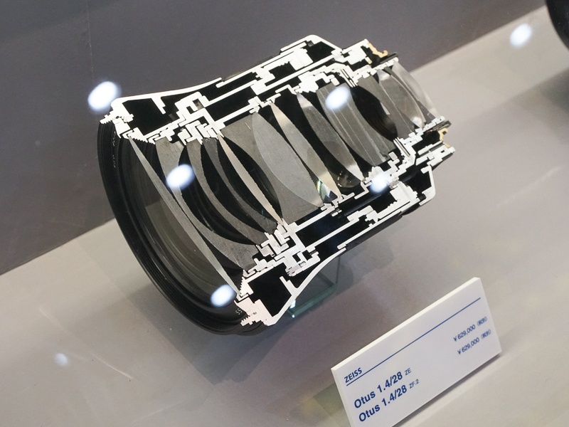 今回はカールツァイスが別途ブースを構えているが、Otusなどのカットモデルはコシナブースに揃っている。