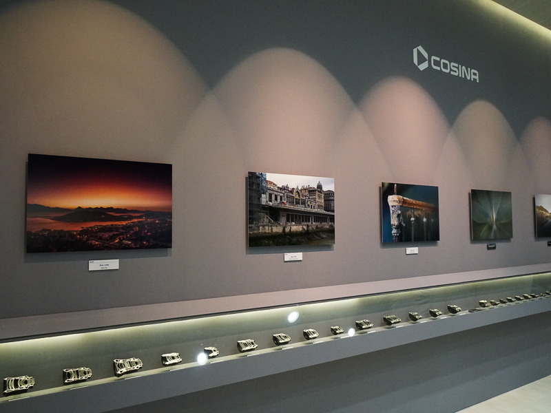 作品とレンズ断面を存分に楽しめる。