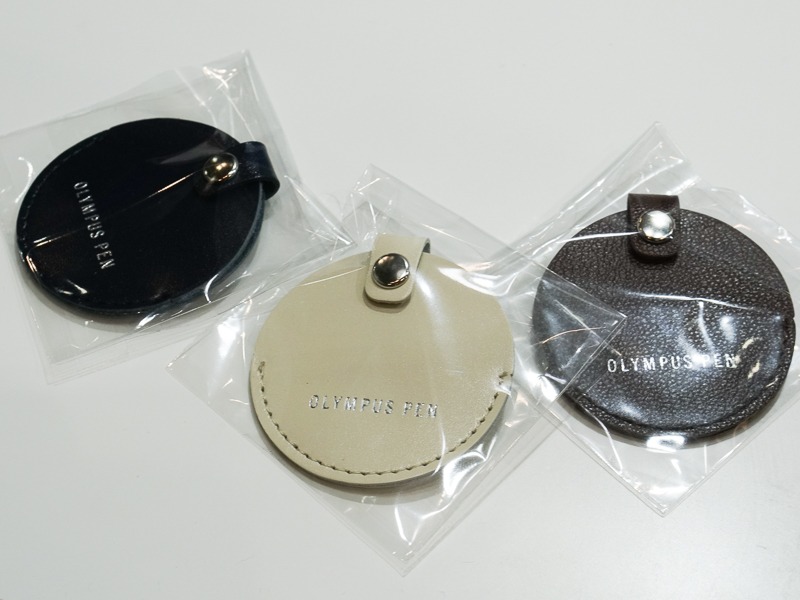 アンケートでもらえるレンズキャップホルダー。