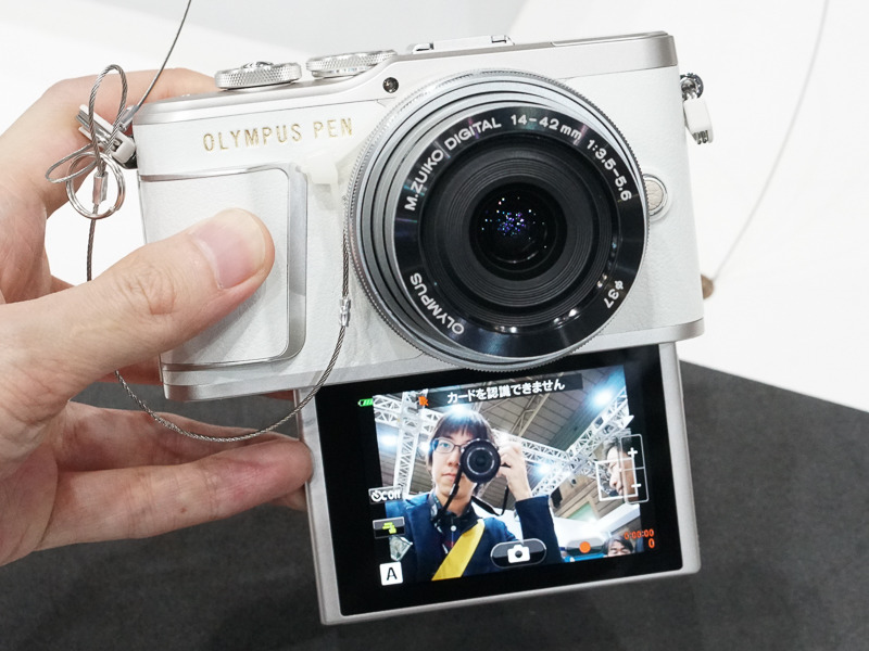 下に開くモニターにより、セルフィーの操作性もよりよいという。