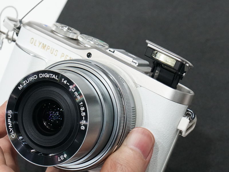 E-PL8の基本デザインを継承しつつ、内蔵ストロボの復活にも注目したい。