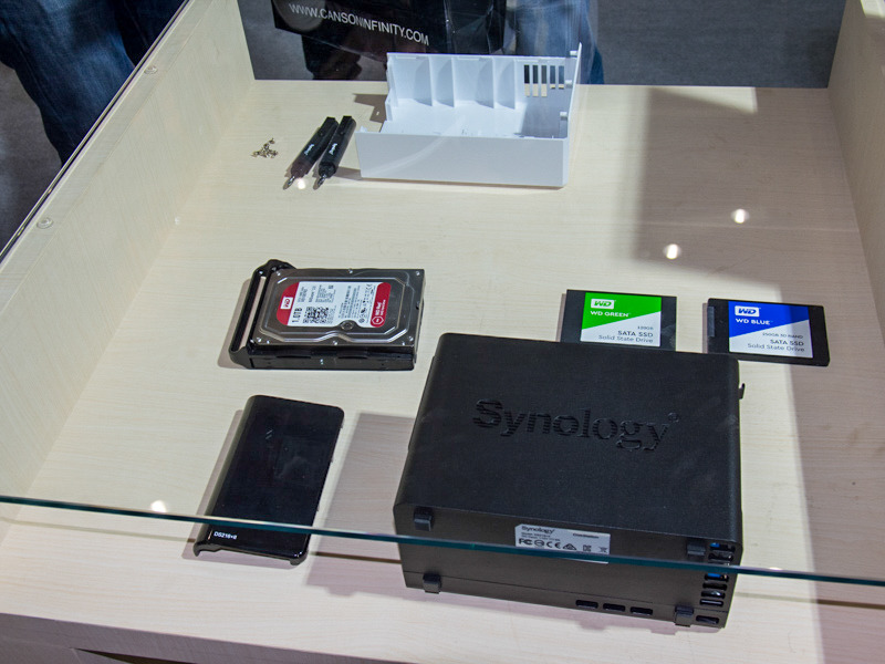 NASの内部構成がわかる展示も。手にとってHDDを組み込んだりできる。