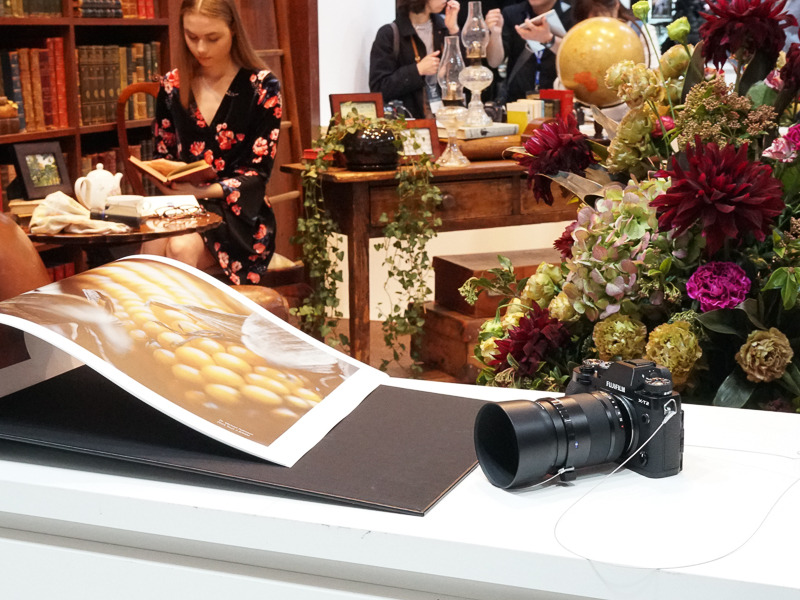 書斎のセットを構成するのは、本物のアンティーク品。