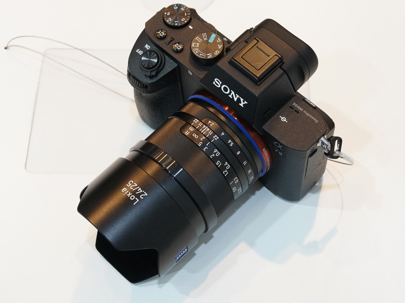ソニーEマウントレンズ「Loxia 2.4/25」。