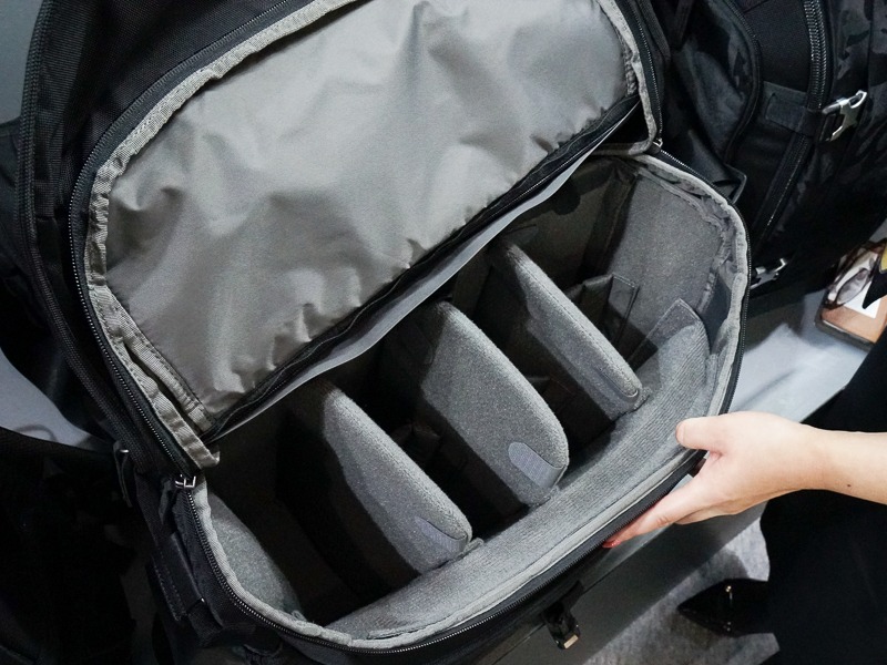 GW-PRO RED メッセンジャーL（税別3万6,800円）の内部。外形寸法が460×340×260mmという大容量モデルで、ノートPCも収納できる。