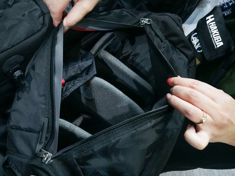 フラップを開けずに、ジッパーを開けてカメラを出し入れできる。