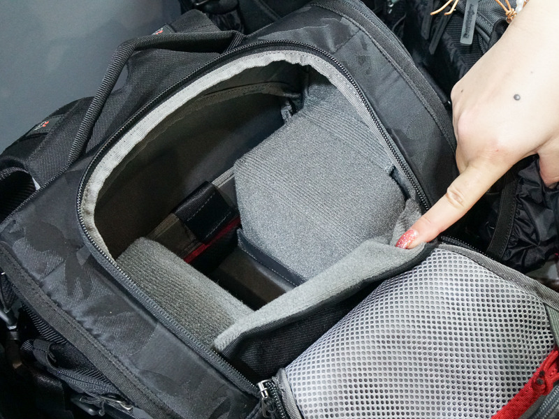 フラップを閉じたまま、ジッパーでアクセス可能。深さがあるため望遠レンズ付きのカメラにも向く。