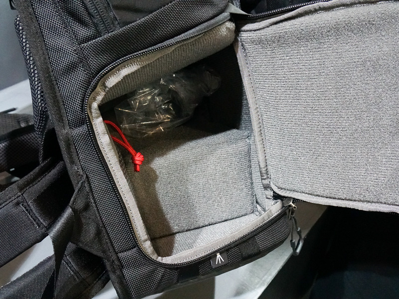 サイドアクセス。フラップ部分にもある程度の硬さがあるため、ジッパーが開け閉めしやすい。