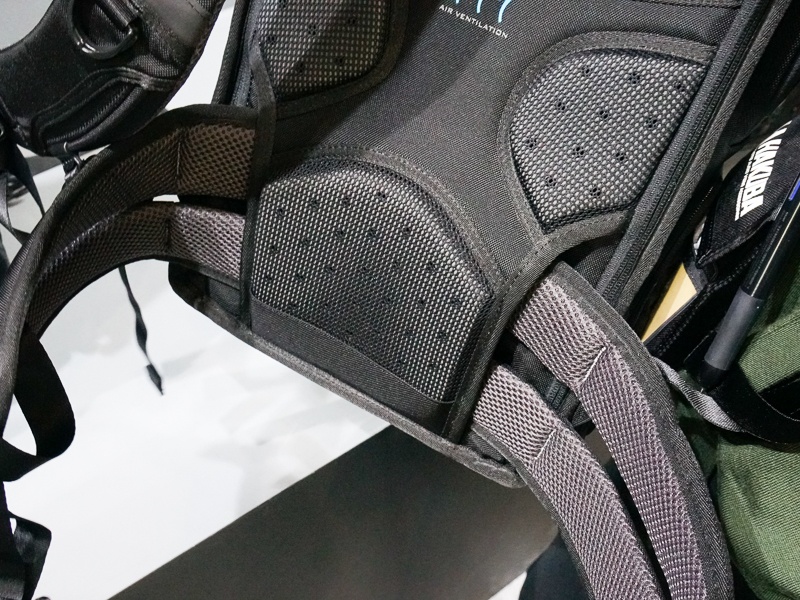 長時間の歩行時に心強い腰ベルトを装備。身体にかかる負荷について調査した結果、背中部分のパッドは背骨を避けるような形状になったという。