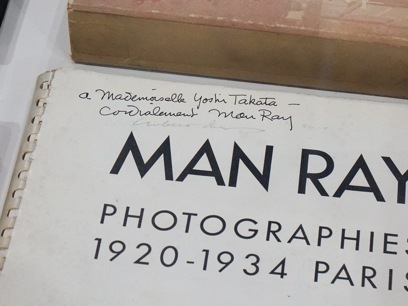 マン・レイ本人のサインが入った写真集も並んでいる。