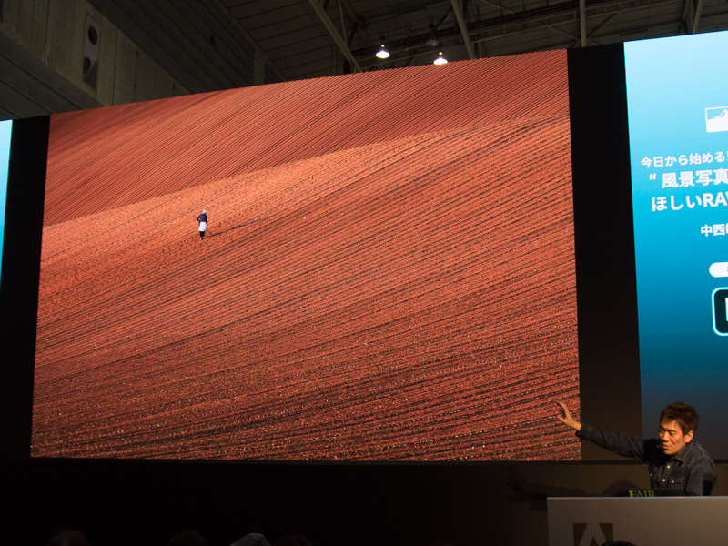 夕日が畑を照らして赤く色づいている。レタッチではなく撮影時点で良い条件を掴むのが、作品づくりの大前提だという。