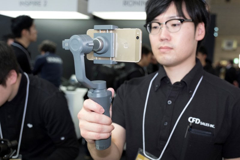 スマートフォン用のハンディスタビライザー「Osmo Mobile 2」。性別や年齢を問わず来場者の注目を集めていた。