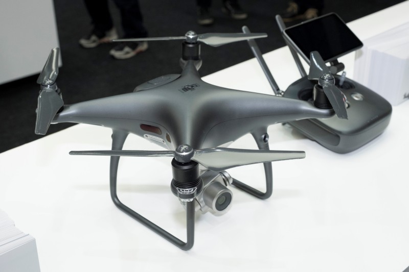 Phantomシリーズのカラーと言えばホワイトだが、これはマットグレー版。こちらも注目度は高かった。