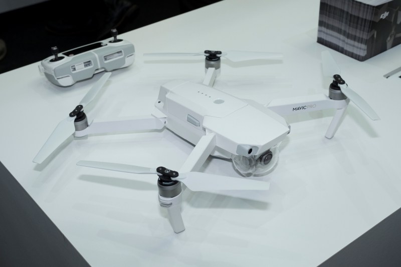 現在のDJIのドローンのなかでもっとも人気の「Mavic Pro」。アームが折りたためコンパクトに収納できる。