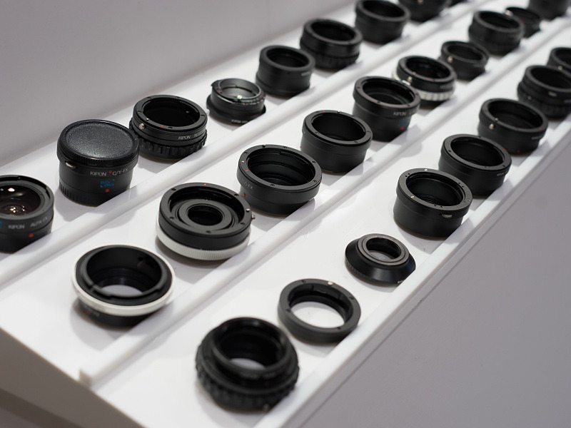 KIPONのブースではおなじみになりつつあるマウントアダプター行列。今年も見事な陳列っぷりだった。