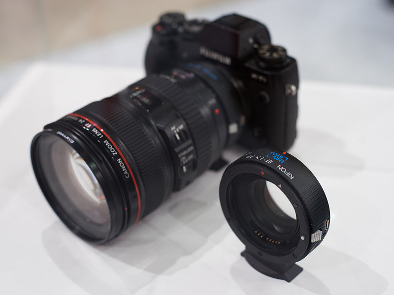 Xマウント向けはEF-FX AF（奥）とBaveyes EF-FX AF 0.7x（手前）を4月に発売予定だ。ともにキヤノンEFマウントレンズがAF動作する。
