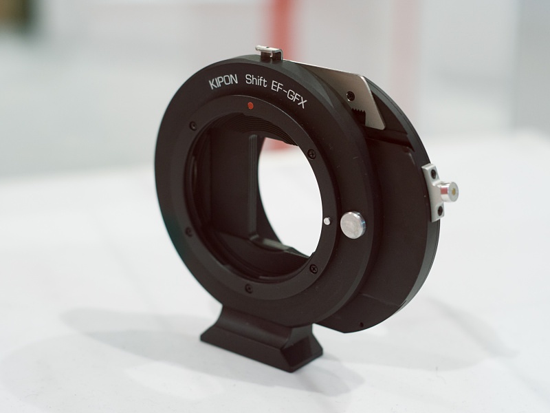 GFX用の付加機能付きアダプターが充実していた。Shift EF-GFXはシフト機能付きで、EFマウント経由でアダプターを二段重ねすると、様々なレンズでシフト撮影が可能になる。