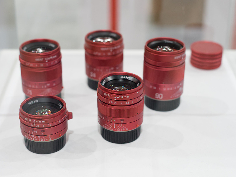 IBERITシリーズの全焦点距離にレッドバージョンが登場した。フロントキャップも赤いスクリュー式だ。