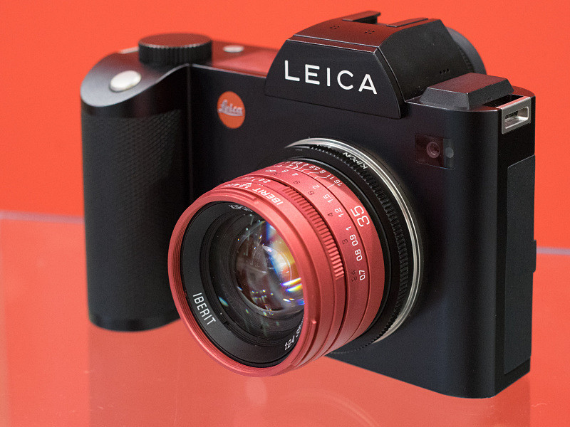 赤のIBERITをマウントアダプター経由でライカSLに装着。なかなかどうして個性的な面構えだ。