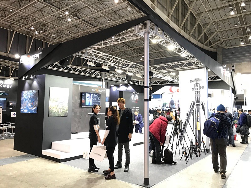 K&F CONCEPT／焦点工房ブースは半分をステージに割り当て、HASEO氏、イルコ・アレクサンダロフ氏など、人気フォトグラファーのイベントが開催された。