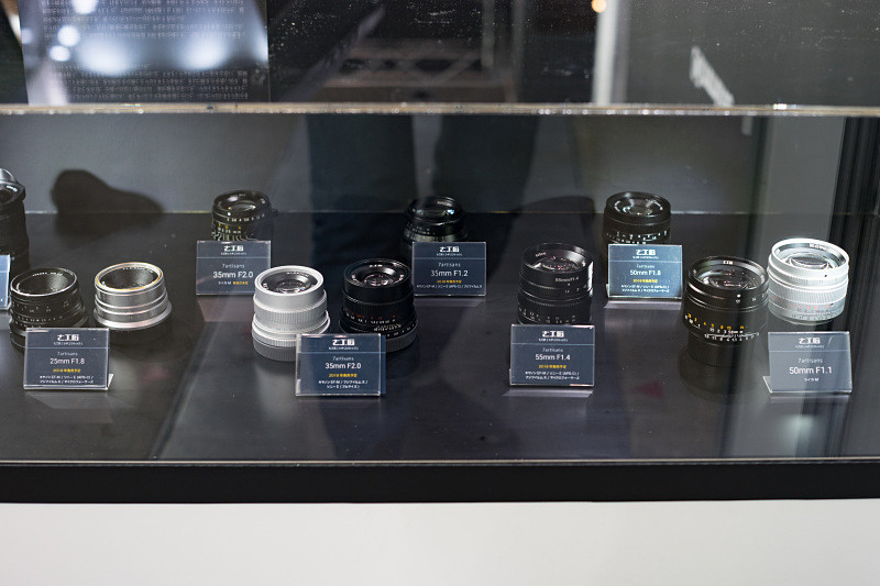 7artisansの全ラインアップを展示。ライカMマウントの35mm F2は発売未定だという。