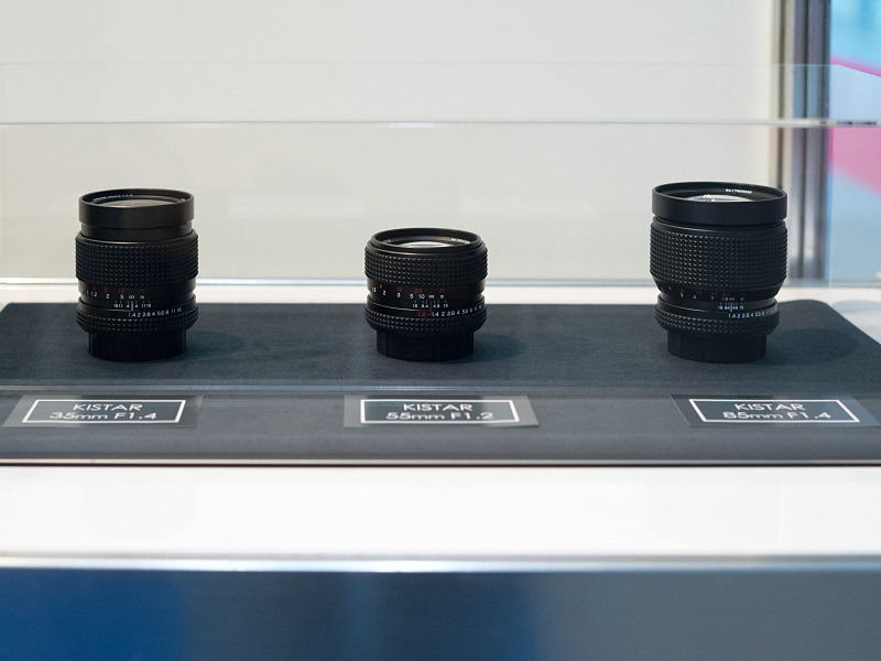 KISTARレンズ3本が並ぶ。すべて国内工場で製造した純日本製の単焦点MFレンズだ。