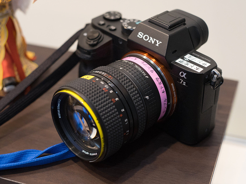 ヤシコン互換のKCYマウントを採用し、マウントアダプター経由でデジタルカメラに装着する。写真はTominon復刻のKISTAR 55mm F1.2だ。