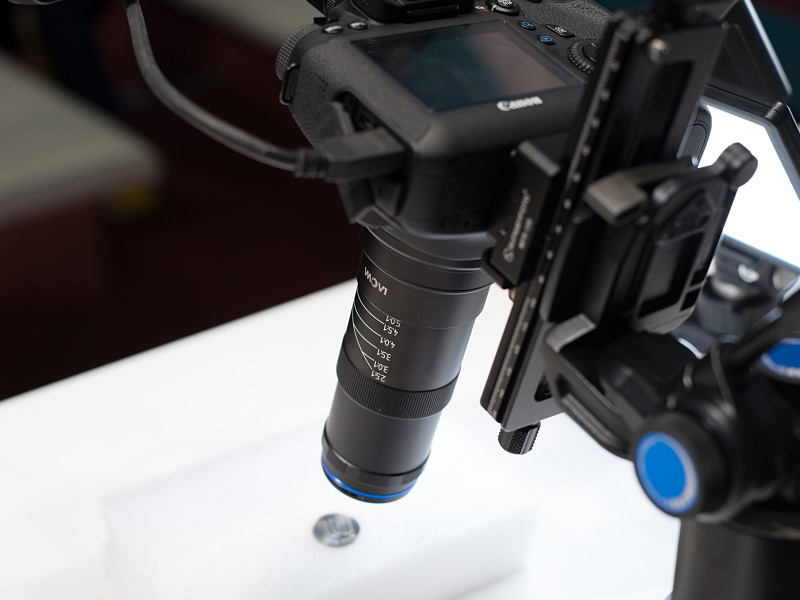 25mm F2.8 2.5-5X ULTRA MACROで接写している様子。フルサイズ機に対応したスーパーマクロレンズだ。