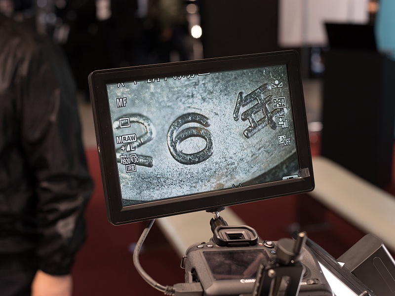 25mm F2.8 2.5-5X ULTRA MACROにて5倍でプレビューしたところ。100円玉の製造年号だけを超近接で捉えている。