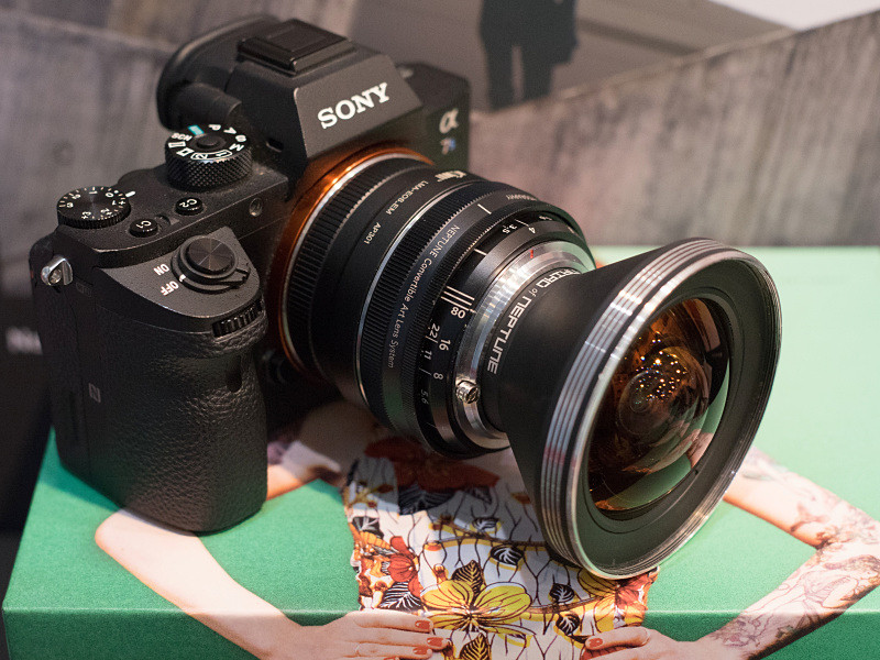 マウントアダプター経由でα7シリーズにNaiadが装着されていた。ピントと絞りはレンズベースでコントロールする。