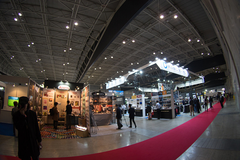 Naiadを手持ちのα7 IIで試写させてもらった。周辺部の強烈な歪曲がインパクト大である。