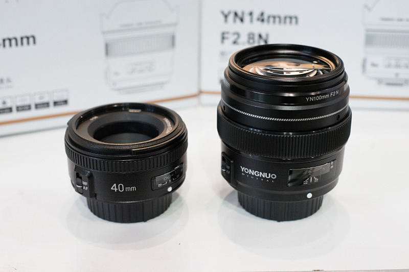 左がYN40mm F2.8 N、右がYN100mm F2 Nだ。取材中、YN40mm F2.8 Nを名指しで見に来たお客さんがいて、同社の注目度を肌で感じることができた。